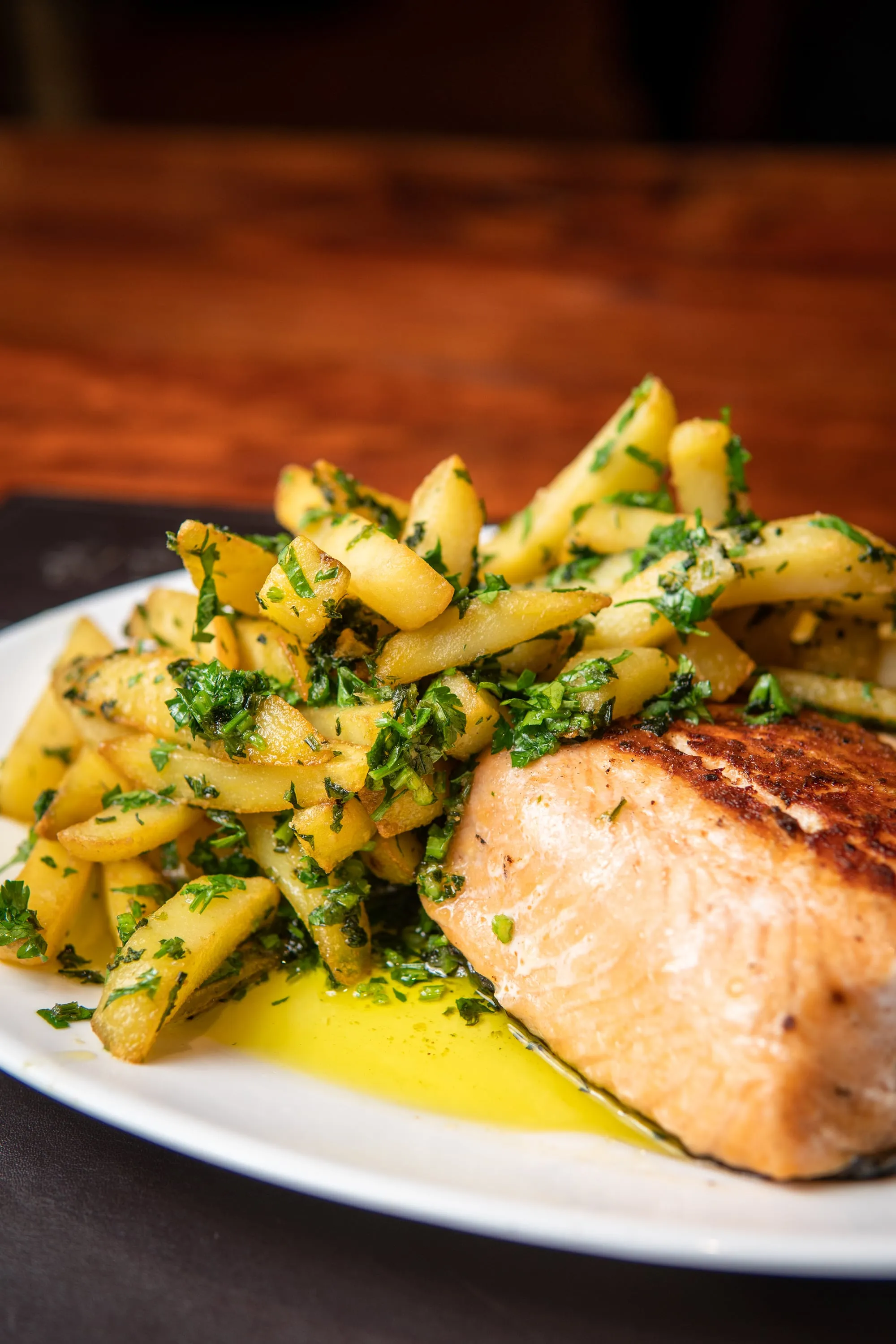 Salmón a la plancha con papas salteadas en perejil y aceite de oliva
